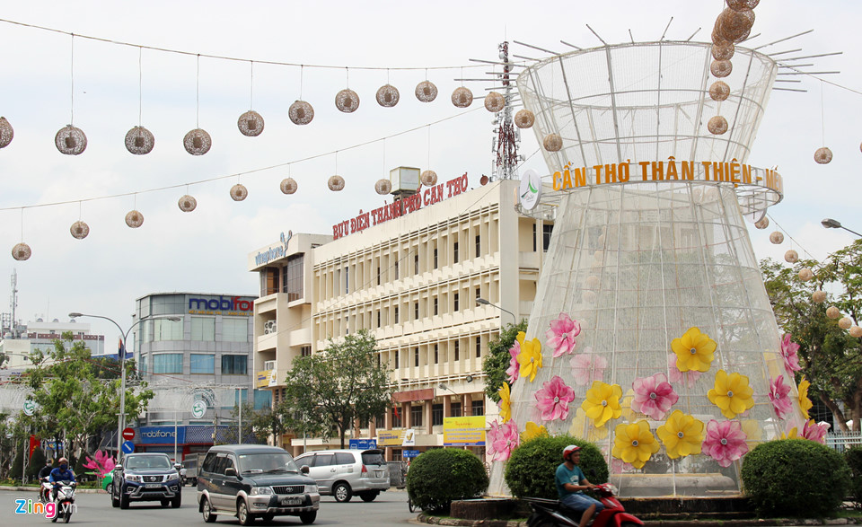 Cận cảnh đường đèn có cổng chào ở Cần Thơ xôn xao Facebook